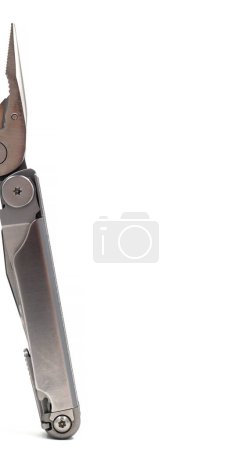 Foto de Un moderno cuchillo multifuncional abatible de hierro gris aislado sobre un fondo blanco. Multiherramienta con herramientas extendidas y alicates. Producto compacto y portátil. Cuchillo de bolsillo. Concepto EDC - Imagen libre de derechos