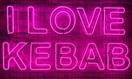 Cartel luminoso de neón en color rosa o morado en una pared de ladrillo con la inscripción o el eslogan Me encanta el kebab. Muro de ladrillo, fondo. Luz de neón eléctrica brillante. Café-restaurante Doner Kebab