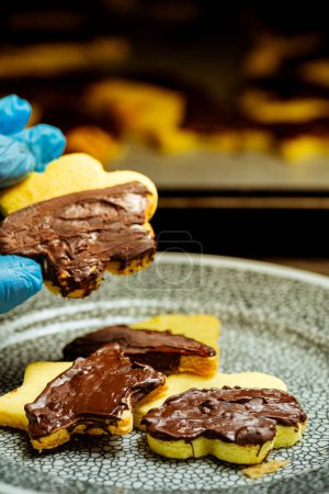 Téléchargez les photos : Gros plan du chef tenant des biscuits au chocolat - en image libre de droit