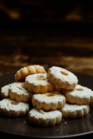 Téléchargez les photos : Gros plan de biscuits faits maison avec de la poudre de sucre - en image libre de droit