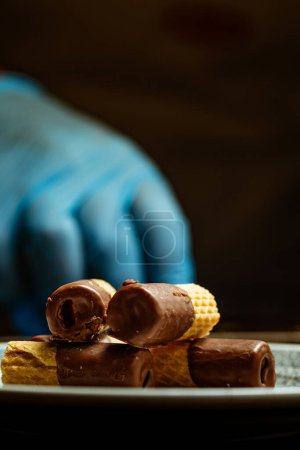 Foto de Primer plano del chef preparando obleas laminadas con chocolate - Imagen libre de derechos