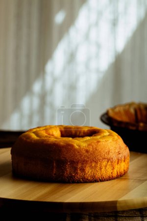 Téléchargez les photos : Gâteau fait maison sur assiette en bois - en image libre de droit