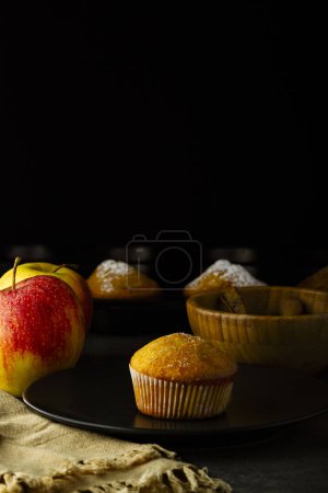 Téléchargez les photos : Gros plan de cupcakes aux pommes sur table noire - en image libre de droit