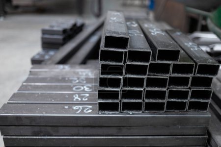 Téléchargez les photos : Production of cutted metal tubes at the factory - en image libre de droit
