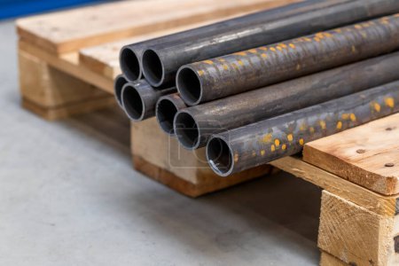 Téléchargez les photos : Production de tuyaux métalliques découpés à l'usine - en image libre de droit