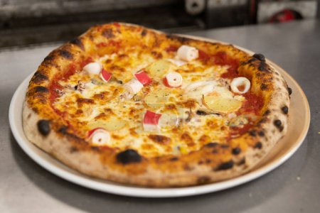 Téléchargez les photos : Pizza italienne fraîche sur assiette blanche - en image libre de droit