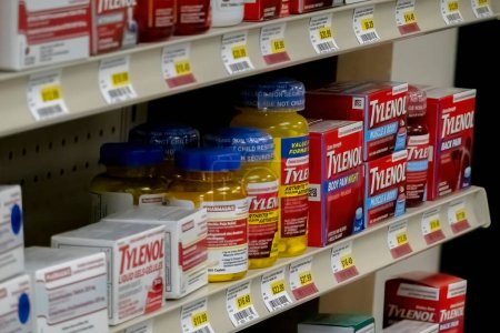 Téléchargez les photos : Calgary, Alberta, Canada 10 novembre 2022. Un stock auto-complet de Tylenol dans une pharmacie médicaments en vente libre. - en image libre de droit