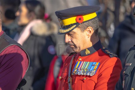 Téléchargez les photos : 11 novembre 2022. Calgary, Alberta, Canada. Un membre de la Gendarmerie royale du Canada lors d'une cérémonie du jour du Souvenir. - en image libre de droit
