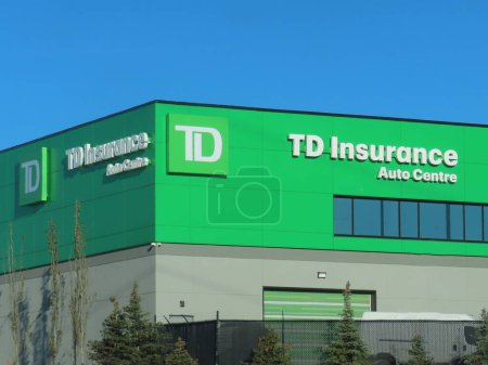 Foto de Nov 17, 2022. Calgary, Alberta, Canadá. Un acercamiento a un signo de TD Insurance Auto Centre. - Imagen libre de derechos