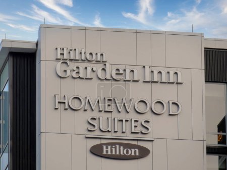 Foto de Nov 23, 2022. Calgary, Alberta, Canadá. Una posada Hilton Garden, suites de madera Hilton signo. - Imagen libre de derechos