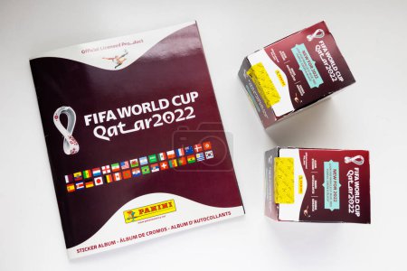 Foto de Dic 8, 2022. Calgary, Alberta, Canadá. Un par de paquetes de cajas con pegatinas Panini y el álbum de la Copa del Mundo de la FIFA. - Imagen libre de derechos