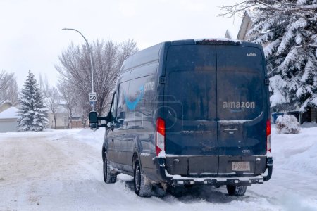 Téléchargez les photos : Calgary, Alberta, Canada Jan 29, 2023. An Amazon Prime delivery truck during winter. - en image libre de droit