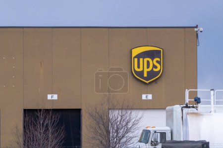 Foto de Calgary, Alberta, Canadá. Feb 13, 2023. Una zona de carga de camiones UPS. - Imagen libre de derechos