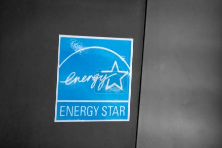 Foto de Calgary, Alberta, Canadá. 26 de febrero de 2023. Una etiqueta engomada o sello Energy Star en un aparato o electrónica que se otorga a un producto certificado de eficiencia energética. - Imagen libre de derechos