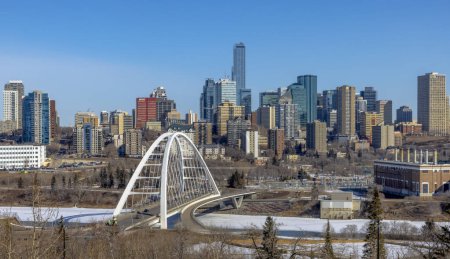 Foto de Edmonton, Alberta. 30 de marzo de 2023. Skyline del centro de Edmonton con el puente Walterdale en la vista por la mañana con el cielo azul durante el invierno. - Imagen libre de derechos