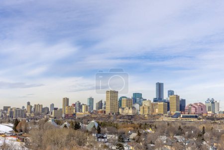 Foto de Edmonton, Alberta. 30 de marzo de 2023. Skyline del centro de Edmonton por la mañana con Muttart Conservatorio en la vista. - Imagen libre de derechos