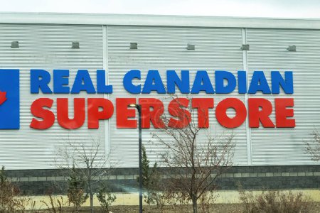Téléchargez les photos : Calgary, Alberta, Canada. 26 avril 2023. Un vrai panneau de magasin canadien Superstore. - en image libre de droit