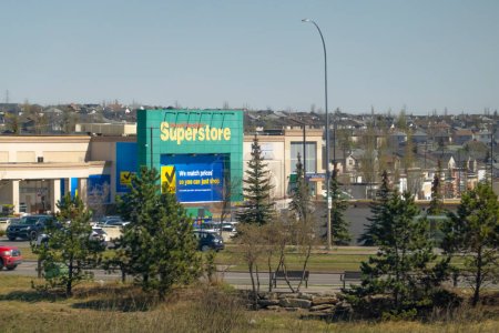 Foto de Calgary, Alberta, Canadá. 5 de mayo de 2023. Una verdadera tienda de comestibles canadiense Superstore. - Imagen libre de derechos