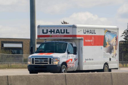 Téléchargez les photos : Calgary, Alberta, Canada. Le 7 mai 2023. Un camion de déménagement U-Haul sur la route. - en image libre de droit