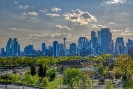 Foto de Un horizonte del centro de Calgary durante la primavera con algunas nubes dramáticas. - Imagen libre de derechos