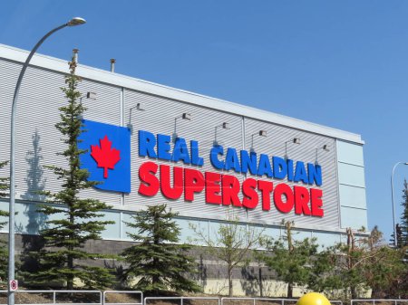 Téléchargez les photos : Calgary, Alberta, Canada. Le 12 mai 2023. Un vrai panneau de supermarché canadien en gros plan. - en image libre de droit