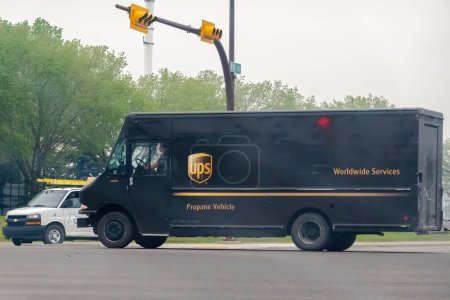 Foto de Calgary, Alberta, Canadá. 17 de mayo de 2023. Un gran camión de envío de entrega UPS en la ruta. - Imagen libre de derechos