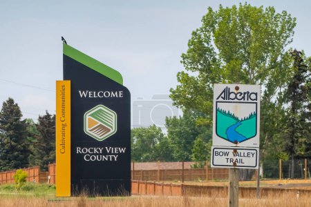Foto de Cochrane, Alberta, Canadá. Junio 4, 2023. Una bienvenida al Condado de Rocky View y una ruta Alberta Bow Valley Trail señales. - Imagen libre de derechos