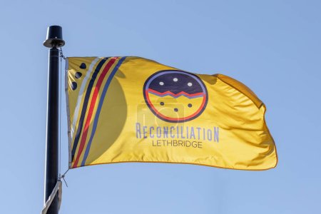 Foto de Lethbridge, Alberta, Canadá. 19 de junio de 2023. Una ondeante bandera de Reconciliación Lethbridge. Concepto: Verdad y reconciliación, pueblos indígenas. - Imagen libre de derechos