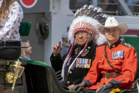Foto de Calgary, Alberta, Canadá. 7 de julio de 2023. Una primera nación y un miembro de la Real Policía Montada Canadiense en un desfile público. - Imagen libre de derechos