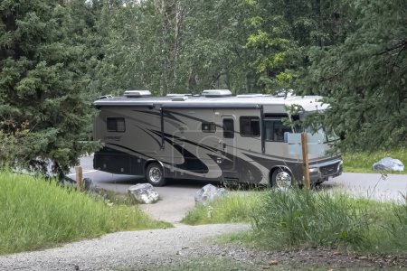 Téléchargez les photos : Alberta, Canada. 5 août 2023. Un camping-car camping-car caravane VR à un camping. - en image libre de droit