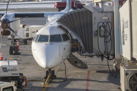 Foto de Calgary, Alberta, Canadá, 3 de noviembre de 2023. Una vista frontal de un avión Westjet en el Aeropuerto Internacional de Calgary con un puente aéreo. - Imagen libre de derechos