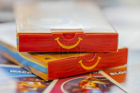 Foto de Calgary, Alberta, Canadá. Dic 18, 2023. Un acercamiento a un par de Crash Bandicoot Team Rumble Collector Card Game McDonalds Happy Meal - Imagen libre de derechos
