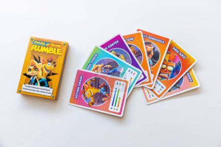 Foto de Calgary, Alberta, Canadá. Dic 18, 2023. Vista superior de un choque Bandicoot Team Rumble Collector Card Game McDonalds Happy Meal - Imagen libre de derechos