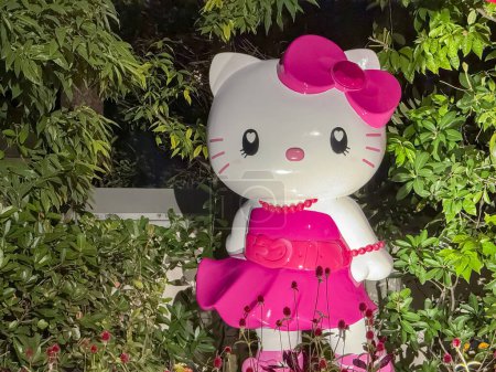Téléchargez les photos : Konohana Ward, Osaka, Japon. 11 novembre 2023. Une figurine Hello Kitty portant une robe rose dans un parc à thème. - en image libre de droit