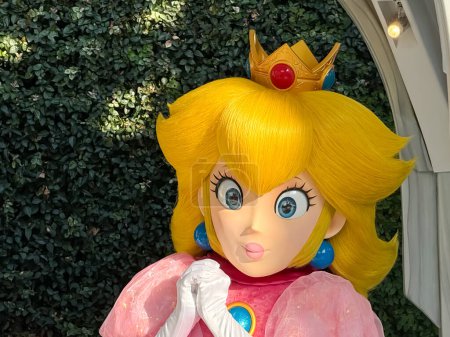 Téléchargez les photos : Konohana Ward, Osaka, Japon. 24 décembre 2023. Un gros plan sur Princess Peach Toadstool un personnage de la franchise Mario de Nintendo. - en image libre de droit