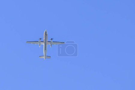 Foto de Calgary, Alberta, Canadá. Ene 19, 2024. Un avión de jazz, una aerolínea regional canadiense, volando en el cielo. - Imagen libre de derechos