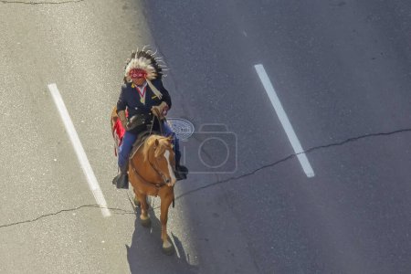 Foto de Calgary, Alberta, Canadá. Jul 10, 2023. Un nativo de la primera nación montando un caballo durante la estampida de Calgary. - Imagen libre de derechos