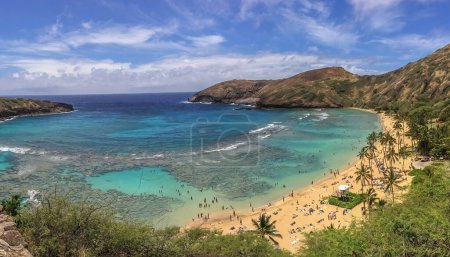 Foto de Hanauma Bay un embalse marino formado dentro de un anillo de toba y situado a lo largo de la costa sureste de la isla de Oahu en el Hawaii - Imagen libre de derechos