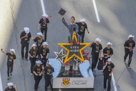 Foto de Calgary, Alberta, Canadá. Jul 10, 2023. Miembros de la Universidad de Calgary empujan una carroza en el desfile para involucrarse con el público. - Imagen libre de derechos
