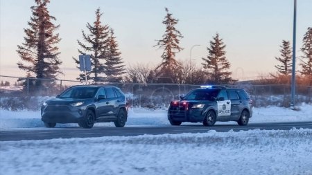 Foto de Calgary, Alberta, Canadá. Ene 21, 2024. Un conductor detenido por la policía en la carretera durante el invierno. - Imagen libre de derechos