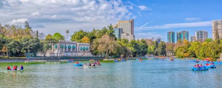 Foto de Ciudad de México, México. Ene 11, 2024. Un lago artificial con gente en botes en el Bosque de Chapultepec uno de los parques urbanos más grandes de México - Imagen libre de derechos