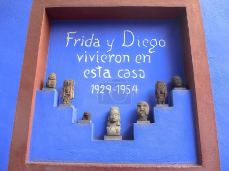 Foto de Ciudad de México, México. Ene 12, 2024. Un letrero con el texto en español: Frida y Diego vivió en esta casa desde 1929 hasta 1954 en un museo. - Imagen libre de derechos