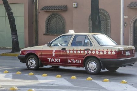 Foto de Ciudad de México, México. Ene 11, 2024. Un taxi recorriendo las calles de la Ciudad de México. - Imagen libre de derechos