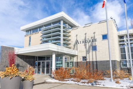 Foto de Airdrie, Alberta, Canadá. Feb 19, 2024. Un primer plano del edificio del ayuntamiento de Airdrie durante el invierno. - Imagen libre de derechos