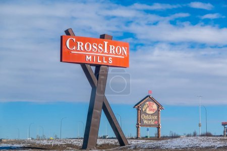 Foto de Rocky View, Alberta, Canadá. 20 de febrero de 2024. La señalización para CrossIron Mills, un prominente desarrollo de centros comerciales. - Imagen libre de derechos