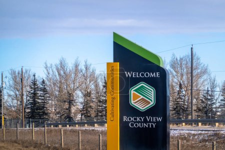 Foto de Condado de Rocky View, Alberta, Canadá. Feb 19, 2024. Un primer plano de una señal de bienvenida al condado de Rocky View un distrito municipal en el sur de Alberta, Canadá. - Imagen libre de derechos