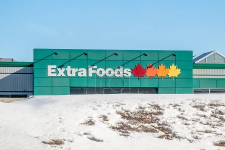 Téléchargez les photos : Drumheller, Alberta, Canada. 19 février 2024. Une épicerie signe Extra Foods. Une chaîne de supermarchés appartenant au géant canadien de la vente au détail d'aliments Loblaw Companies. - en image libre de droit