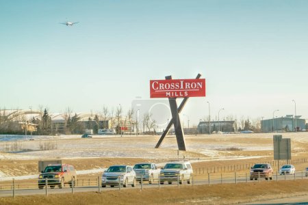 Foto de Rocky View, Alberta, Canadá. Feb 19, 2024. La señalización para CrossIron Mills, un prominente desarrollo de centro comercial ubicado inmediatamente fuera de los límites de la ciudad del norte de Calgary. - Imagen libre de derechos
