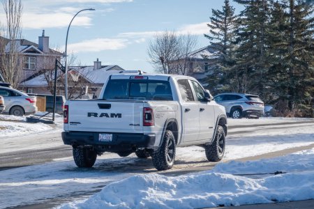 Téléchargez les photos : Calgary, Alberta, Canada. 18 fév. 2024. Une camionnette Ram 1500 pendant l'hiver. - en image libre de droit
