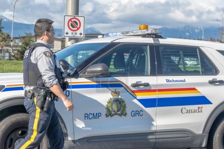 Téléchargez les photos : Calgary, Alberta, Canada. 16 avril 2024. Un agent de la GRC sur le point d'arriver à son véhicule. - en image libre de droit